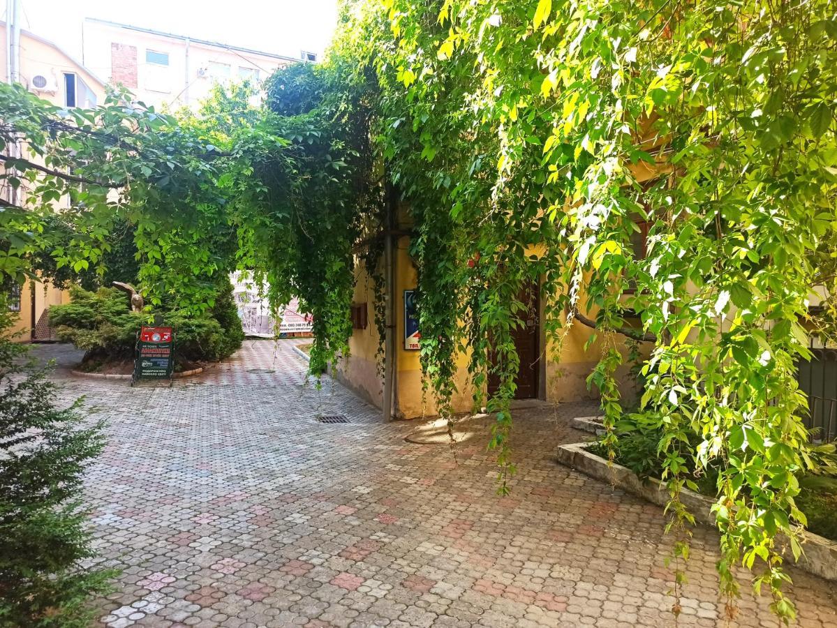 Gate Apartment *